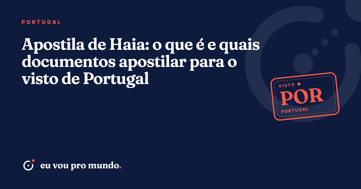 Certidões brasileiras com apostila de Haia organizadas em pasta ao lado de passaporte para o visto de Portugal