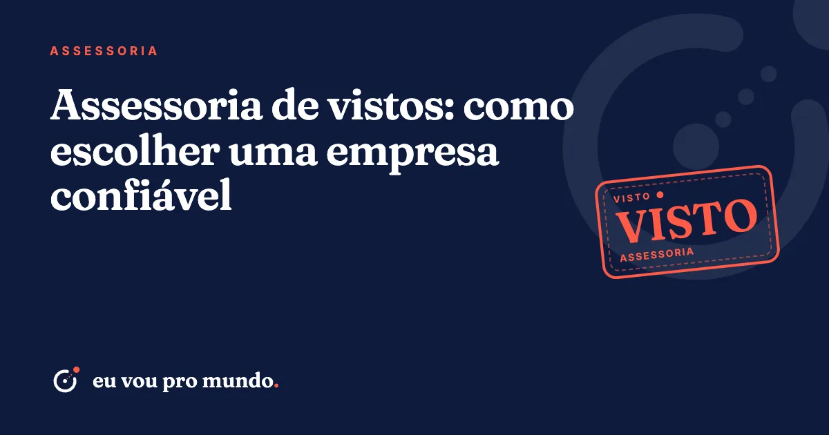 Pessoa conferindo contrato e passaporte ao escolher uma assessoria de vistos confiável