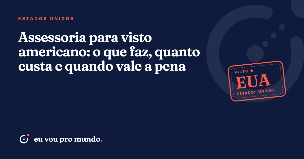 Consultora revisando passaporte e formulário DS-160 com cliente em atendimento de assessoria de visto americano