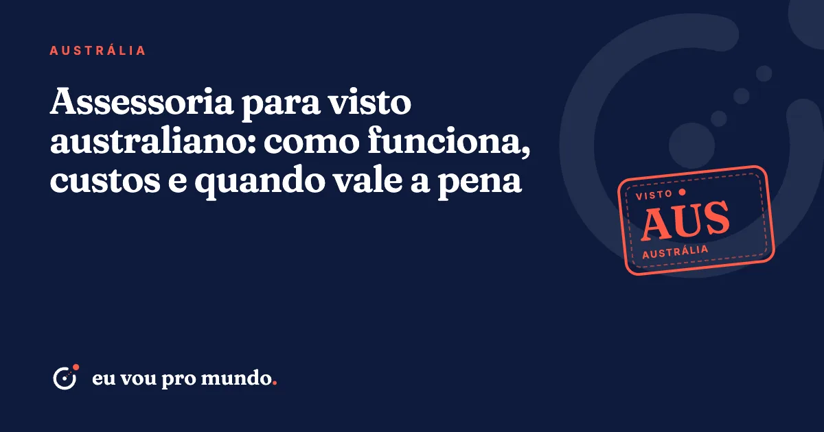 Consultora revisa documentos de visto australiano com cliente brasileiro, com a Opera House de Sydney ao fundo