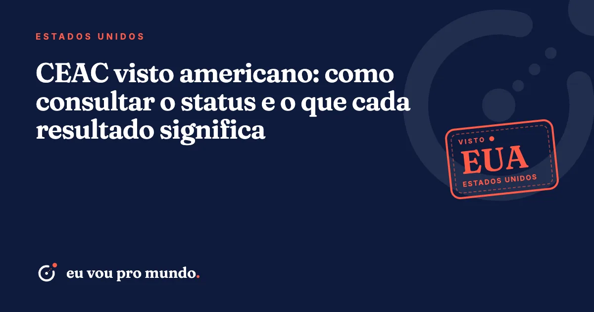 Tela do site CEAC aberta no notebook com consulta de status do visto americano ao lado de um passaporte brasileiro