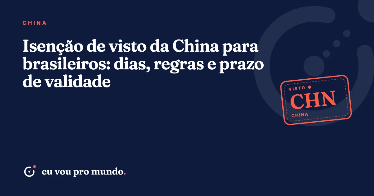 Passaporte brasileiro sobre mapa da China com a Grande Muralha ao fundo, ilustrando a isenção de visto de 30 dias