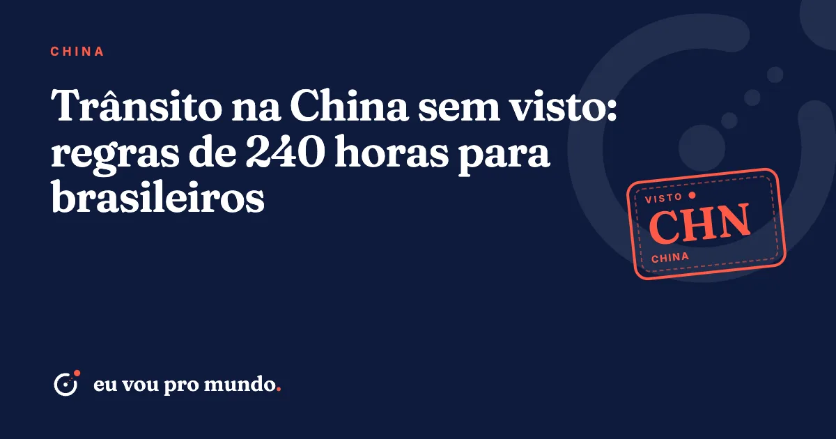Viajante brasileiro com passaporte e cartão de embarque em aeroporto na China durante conexão internacional