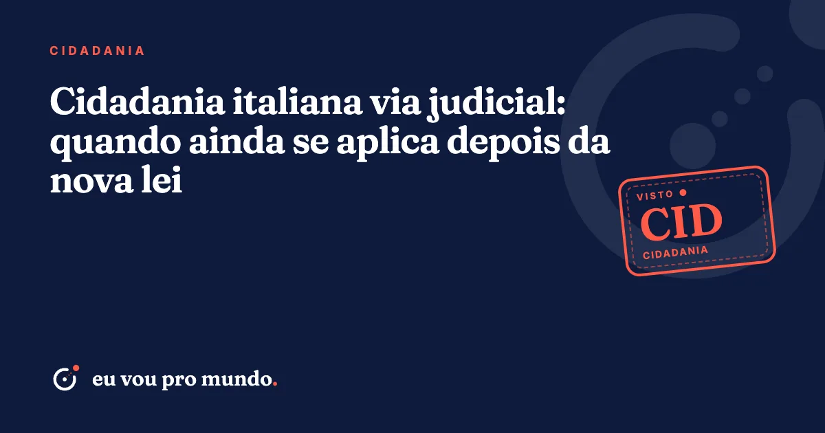 Documentos de família italianos, certidões antigas e martelo de juiz sobre mesa, ilustrando a cidadania italiana via judicial