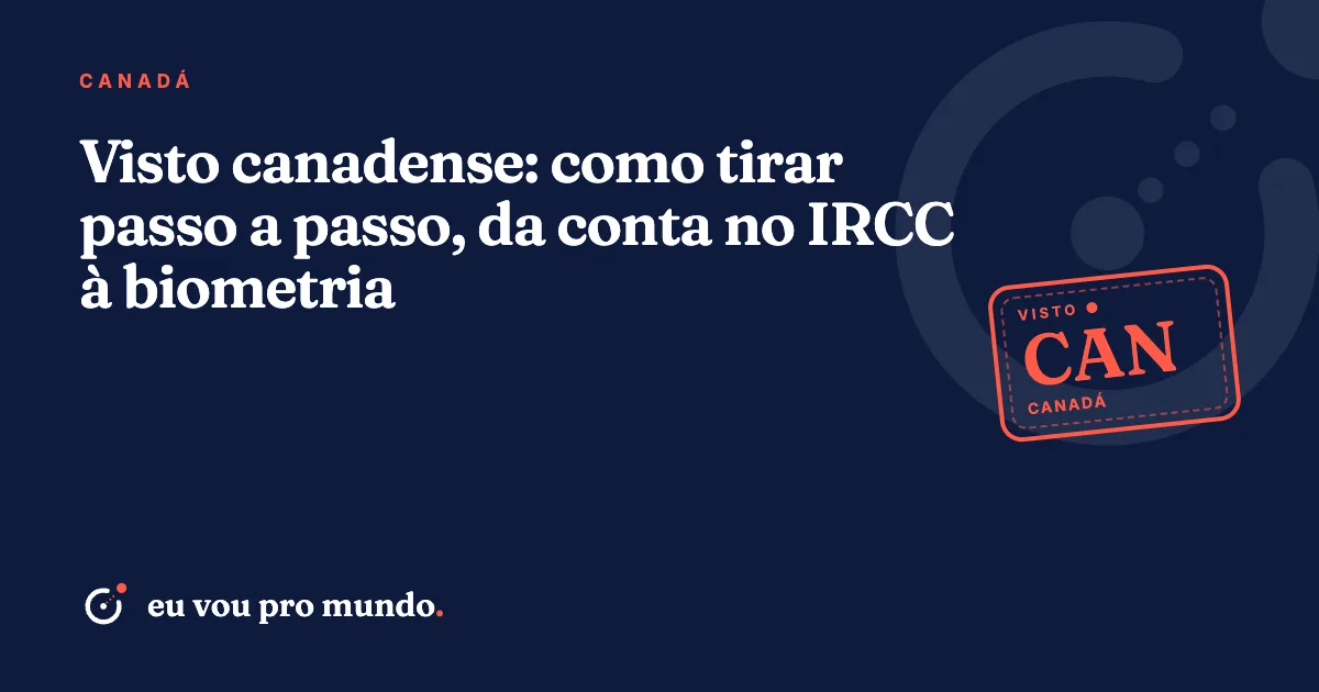 Pessoa preenchendo o pedido de visto canadense no portal do IRCC com passaporte brasileiro ao lado do notebook