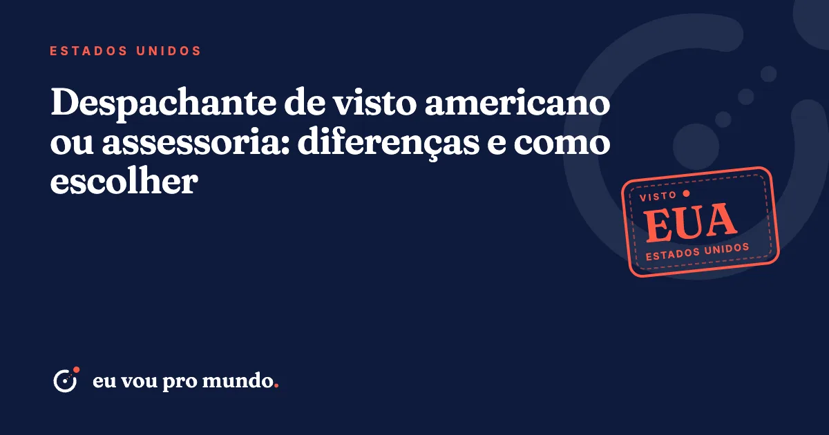 Pessoa comparando contrato de assessoria e formulário DS-160 do visto americano sobre uma mesa com passaporte brasileiro