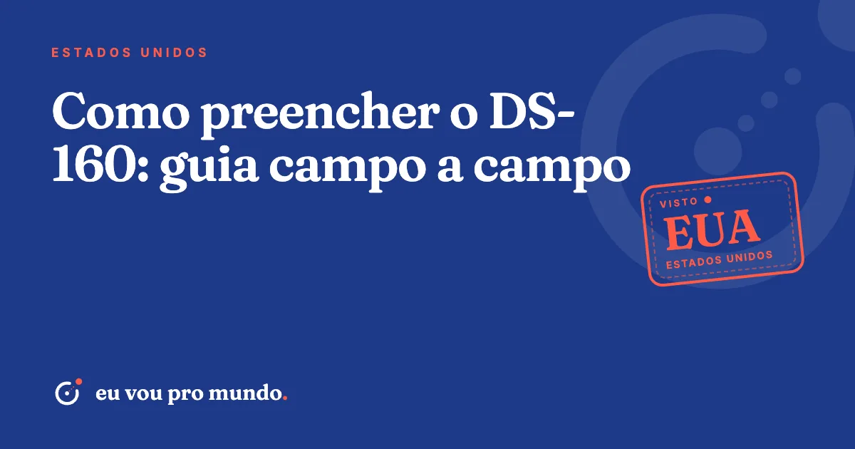 Pessoa preenchendo o formulário DS-160 do visto americano no notebook, com passaporte brasileiro ao lado
