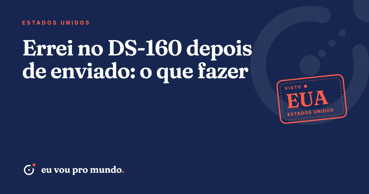 Pessoa revisando no notebook a página de confirmação do DS-160 com o código de barras ao lado do passaporte