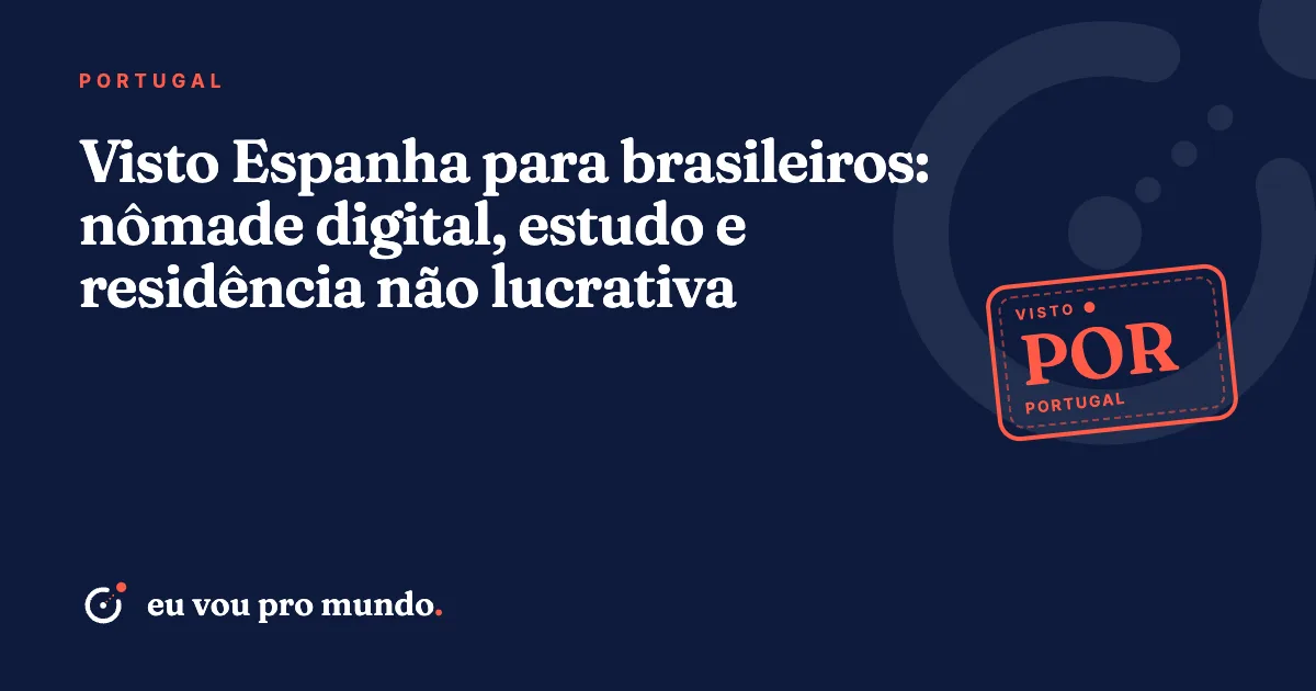 Brasileira com passaporte e notebook em praça de cidade espanhola, planejando visto de residência na Espanha
