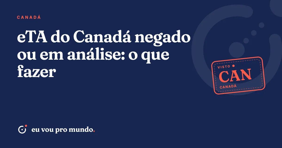 Viajante brasileira confere no celular o status do eTA do Canadá ao lado do passaporte e de documentos para o visto