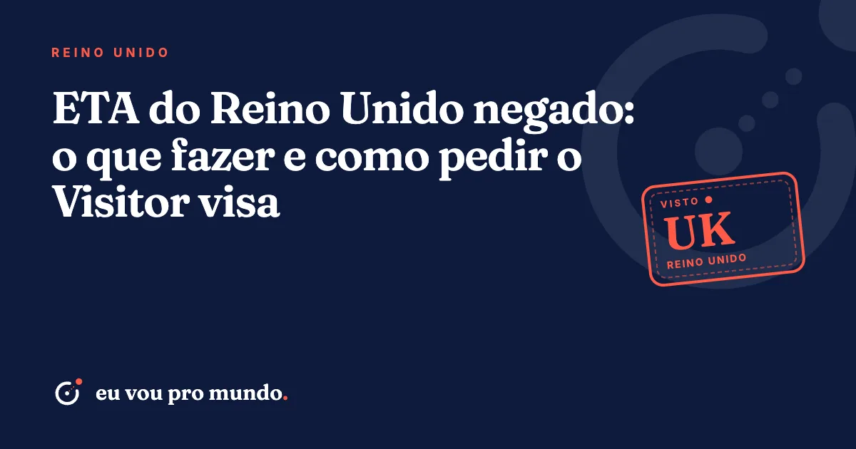 Viajante brasileira lê no celular o e-mail de ETA do Reino Unido negada, com passaporte e passagem sobre a mesa