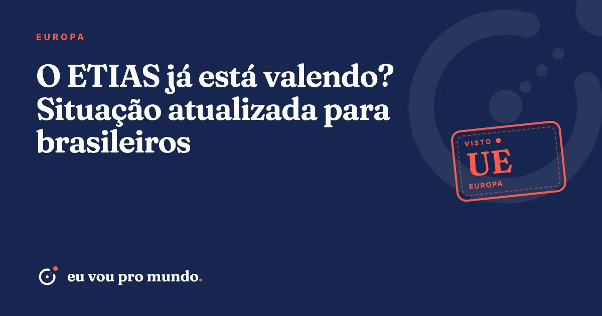 Viajante brasileiro com passaporte em aeroporto europeu diante de quiosque de controle de fronteira