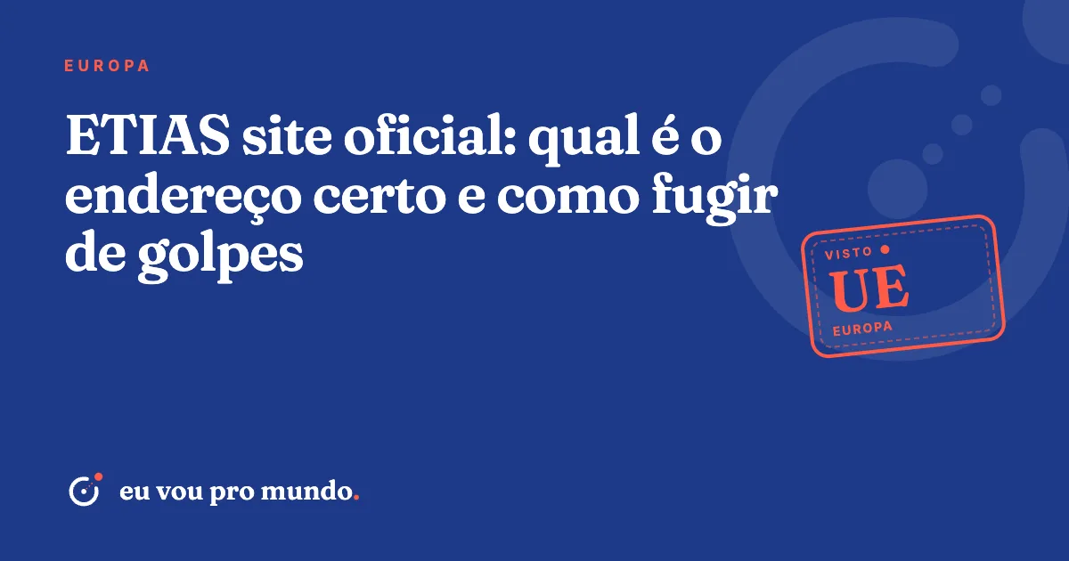 Viajante confere no notebook o endereço europa.eu do site oficial do ETIAS antes de preencher dados do passaporte