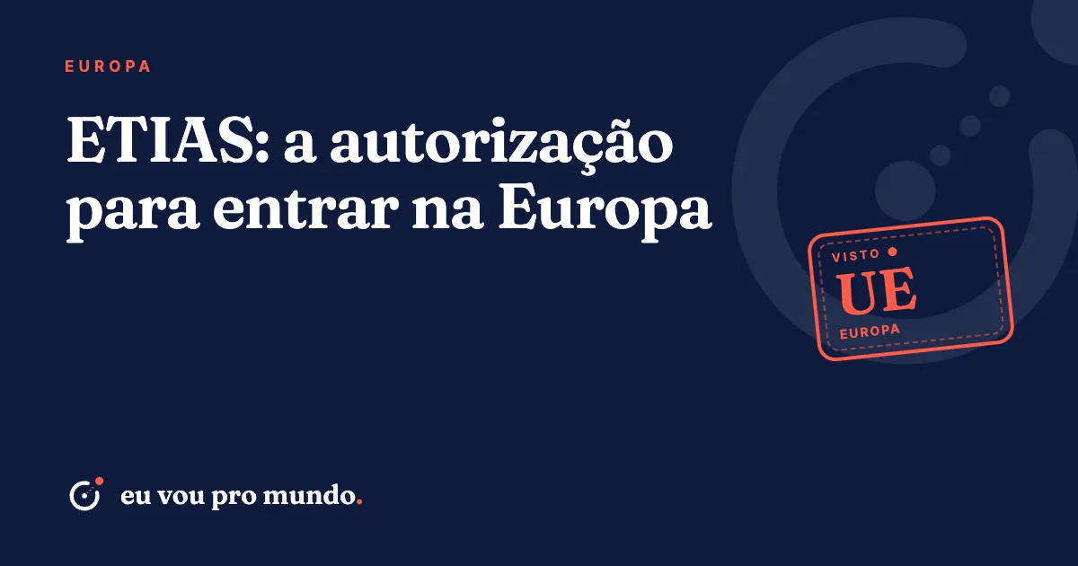 Viajante brasileiro com passaporte e celular conferindo a autorização ETIAS antes de embarcar para a Europa