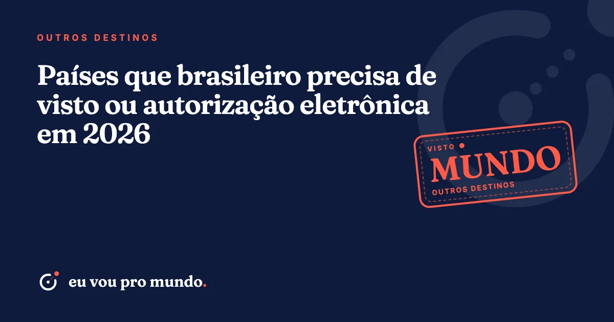 Viajante brasileiro preenchendo pedido de visto eletrônico no notebook, com passaporte e mapa da Ásia sobre a mesa