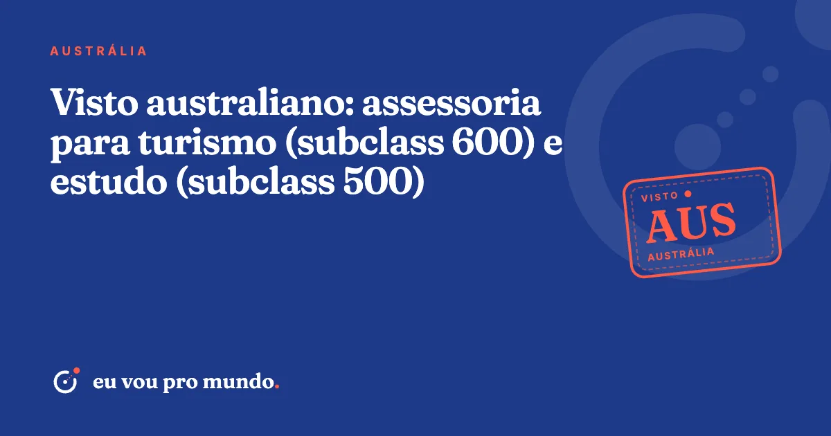 Brasileira com passaporte e notebook preenchendo o pedido de visto australiano no ImmiAccount, com a Opera House ao fundo