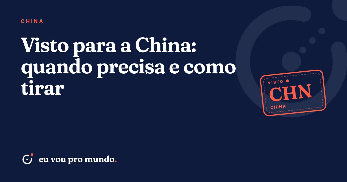 Passaporte brasileiro sobre mapa da China com a Grande Muralha ao fundo, ilustrando o visto para a China
