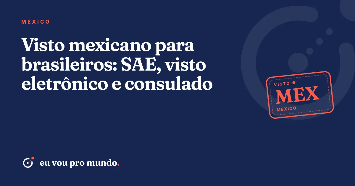 Passaporte brasileiro e celular com pedido de visto eletrônico do México, com praia de Cancún ao fundo
