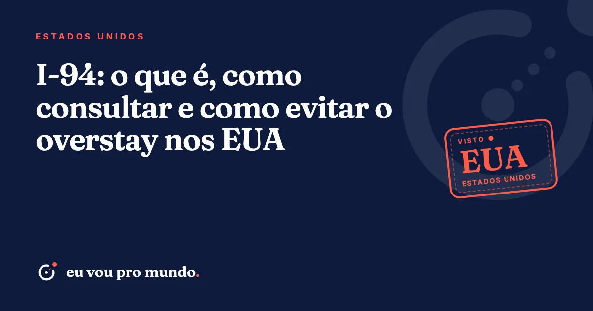 Viajante consultando o registro I-94 no celular em aeroporto dos EUA, com passaporte brasileiro na mão