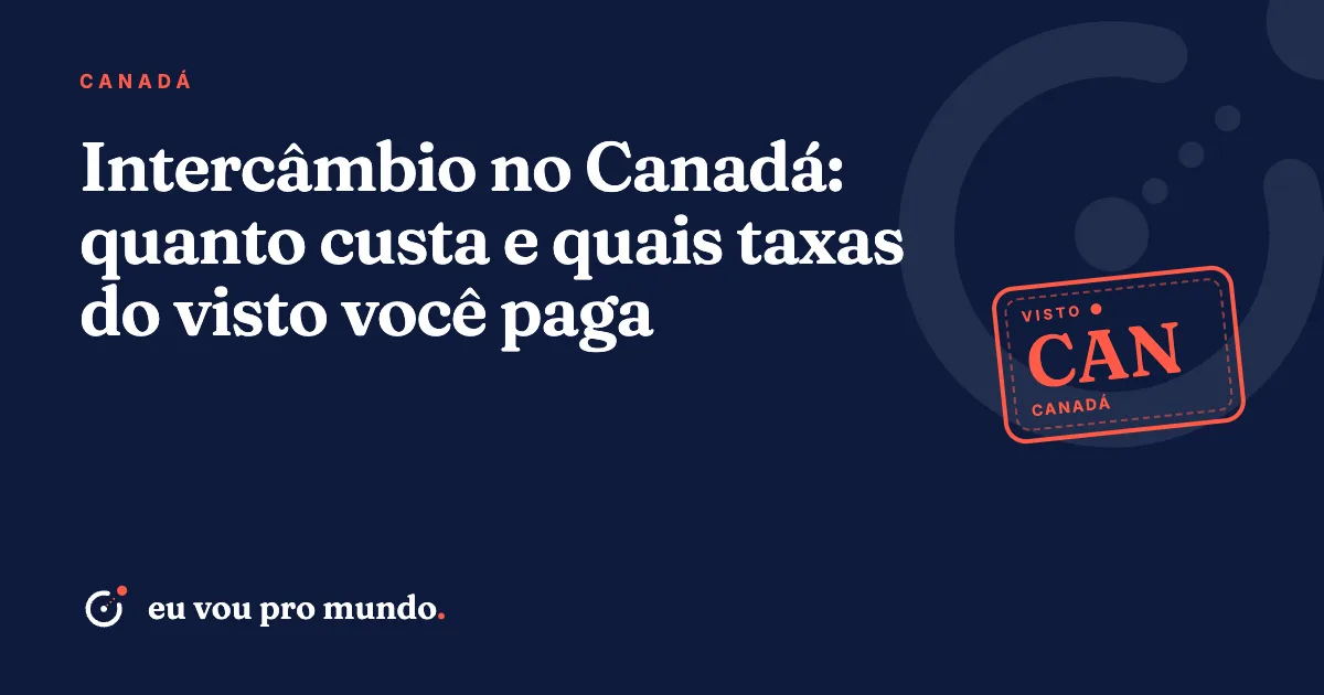 Estudante brasileira com mochila e passaporte em campus universitário no Canadá durante o outono
