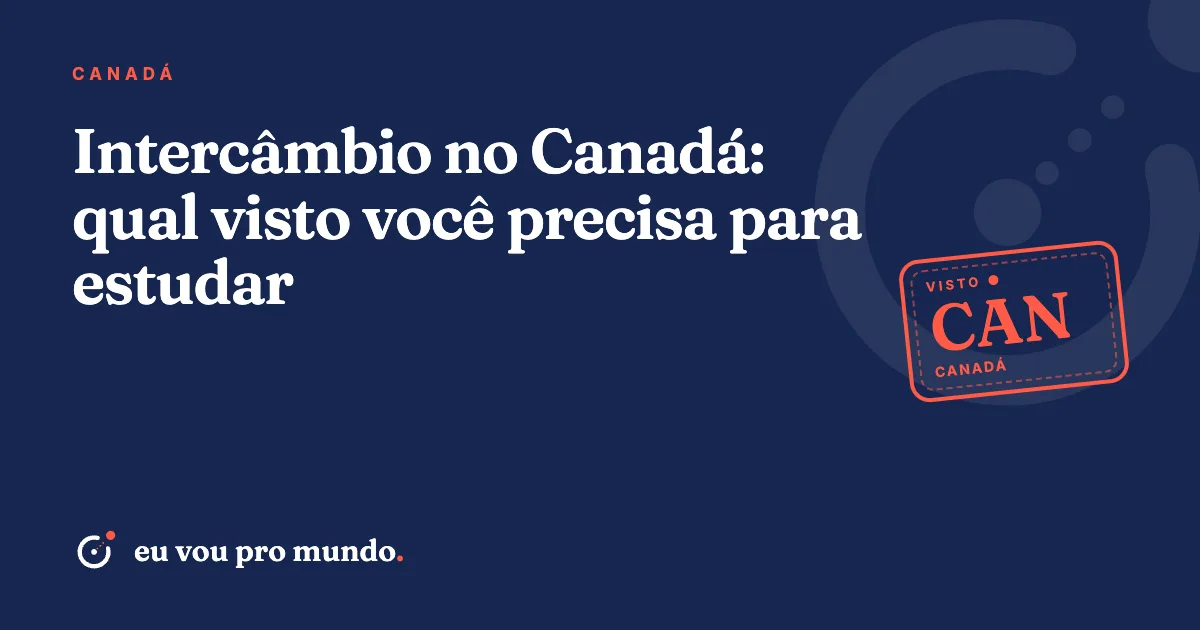 Estudante brasileira com mochila e passaporte em campus universitário no Canadá durante o outono