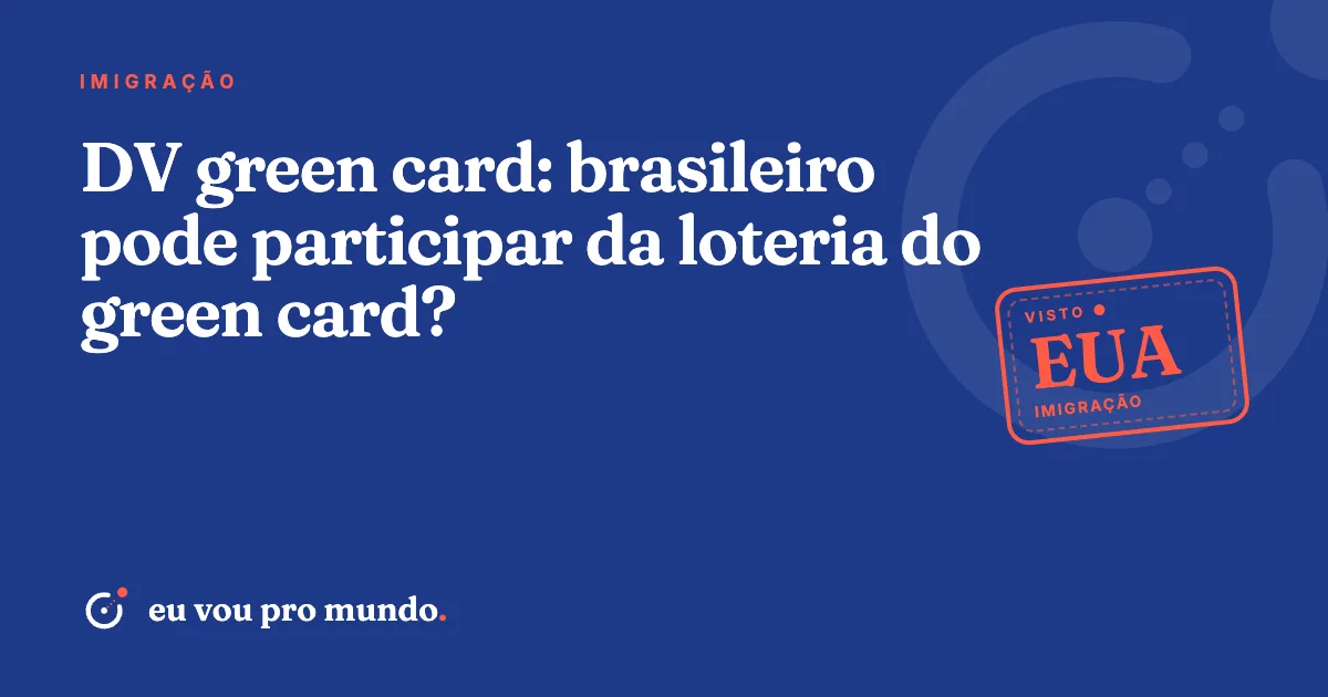 Brasileiro consultando no notebook as instruções oficiais da loteria do green card DV dos Estados Unidos
