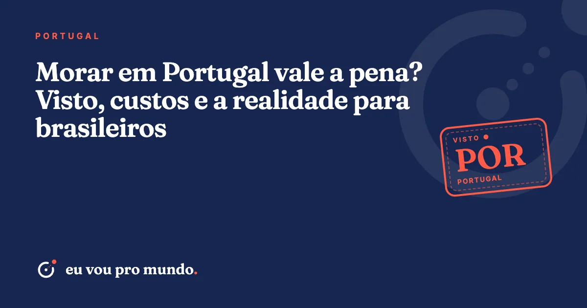 Casal brasileiro com malas observando os telhados de Lisboa ao entardecer, planejando morar em Portugal