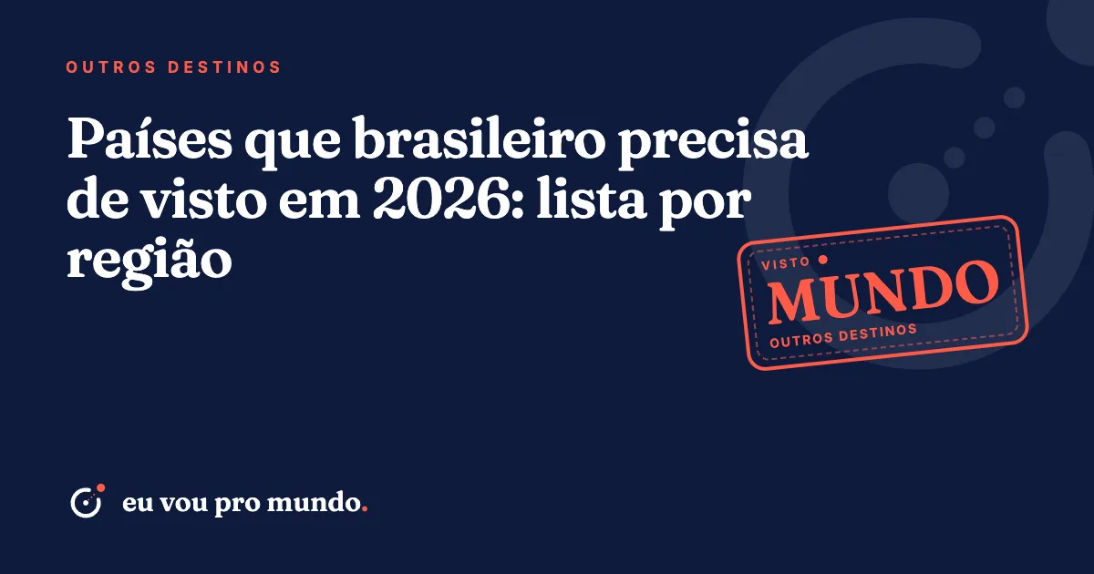 Mapa-múndi com destaque nos países que exigem visto de brasileiros e passaporte brasileiro sobre a mesa