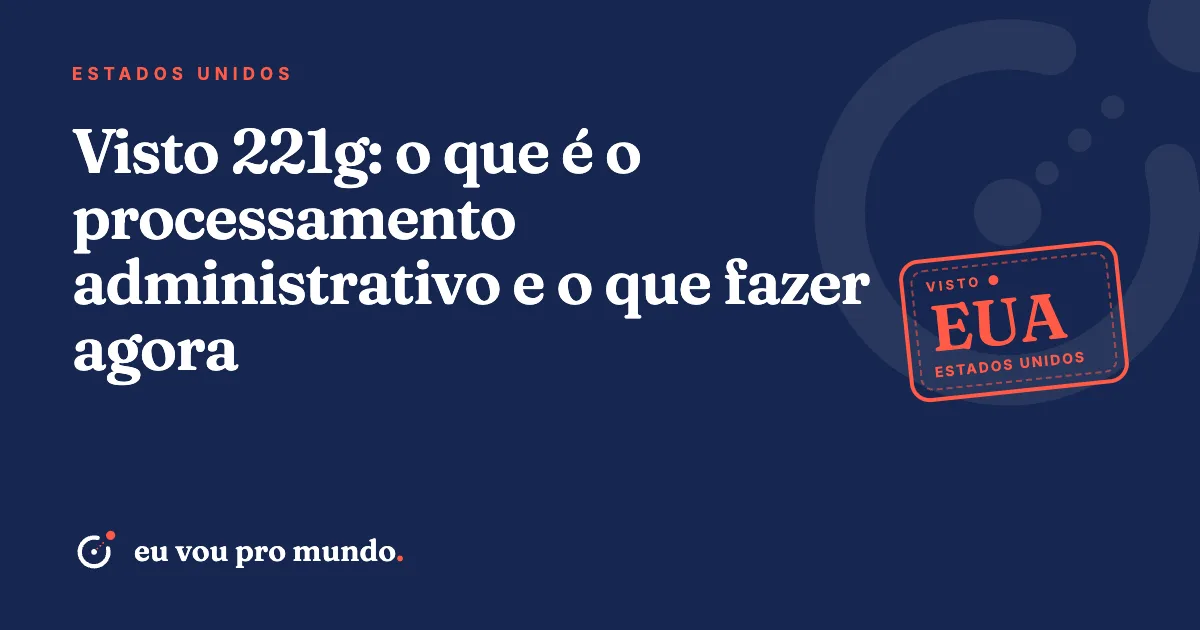 Pessoa consultando o status do visto americano no CEAC com passaporte e documentos sobre a mesa