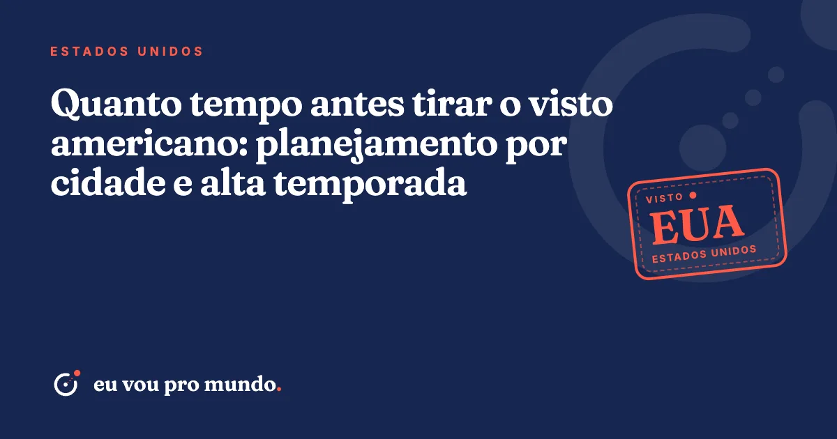 Calendário e passaporte brasileiro sobre mesa, representando o planejamento do prazo para tirar o visto americano