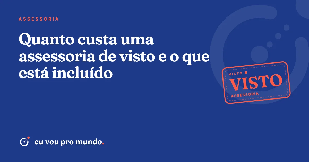 Pessoa comparando proposta de assessoria de visto e taxas oficiais em notebook, com passaporte brasileiro sobre a mesa