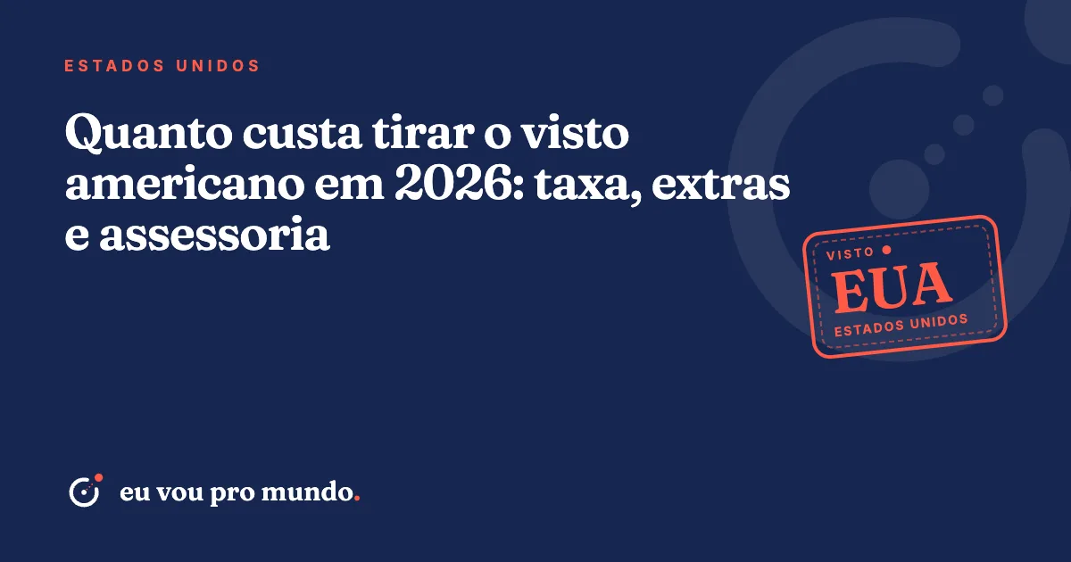 Passaporte brasileiro, calculadora e notas de dólar sobre a mesa ao lado do formulário do visto americano