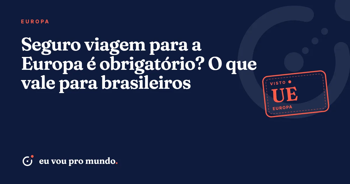 Viajante brasileira com passaporte e apólice de seguro viagem na fila da imigração de um aeroporto europeu