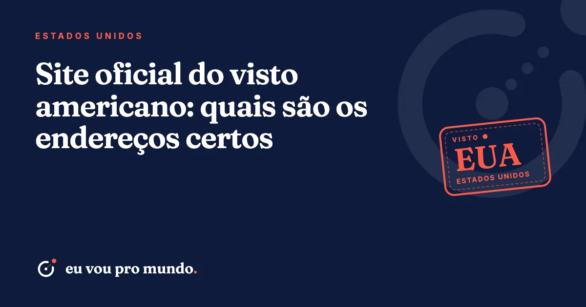 Pessoa no notebook acessando o site oficial de agendamento do visto americano, com passaporte brasileiro ao lado