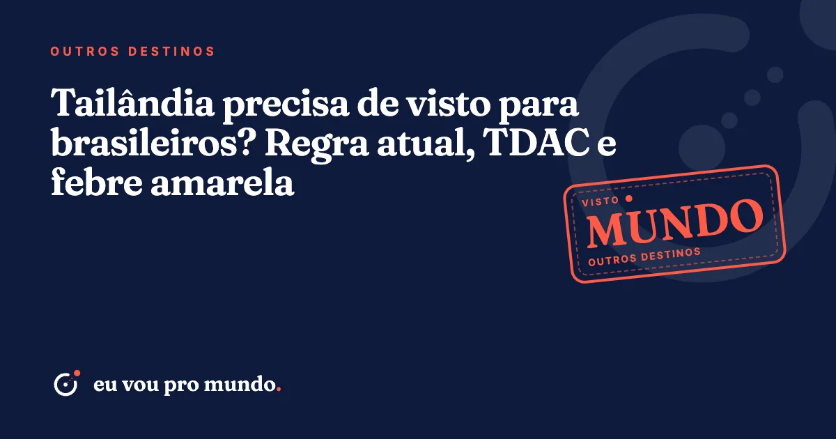 Viajante brasileira com passaporte e celular mostrando o TDAC diante de um templo dourado em Bangkok, Tailândia