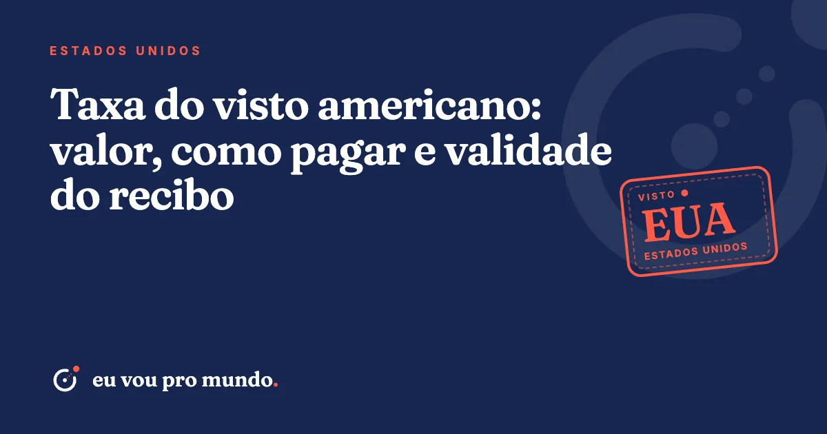 Pessoa pagando a taxa do visto americano pelo celular com passaporte brasileiro e cartão sobre a mesa