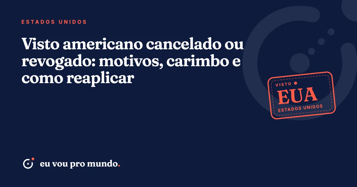 Passaporte brasileiro aberto na página do visto americano com carimbo de cancelamento sobre a mesa