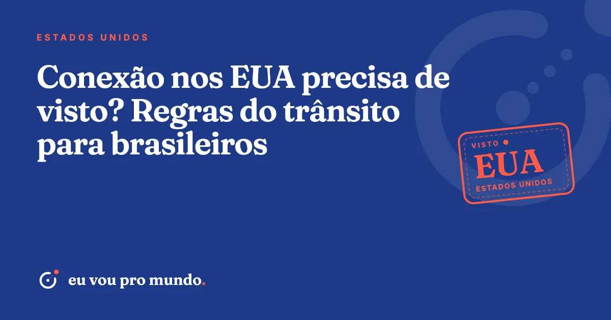 Passageiro brasileiro com passaporte olhando o painel de voos de conexão em aeroporto dos Estados Unidos