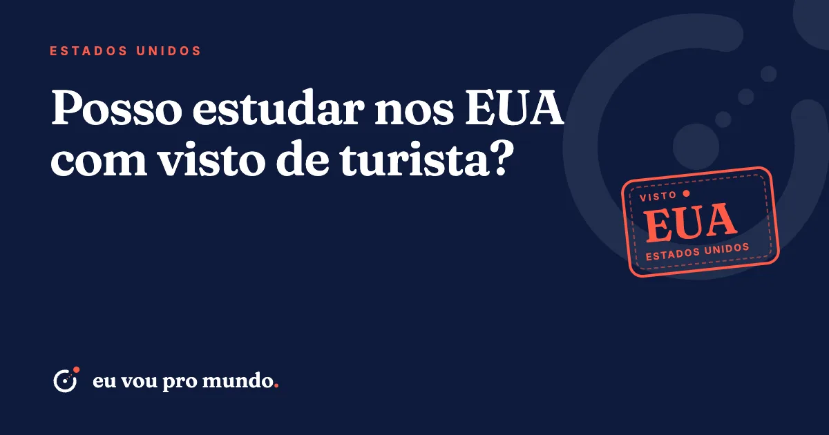 Estudante brasileira com livros e passaporte em frente a campus universitário nos Estados Unidos