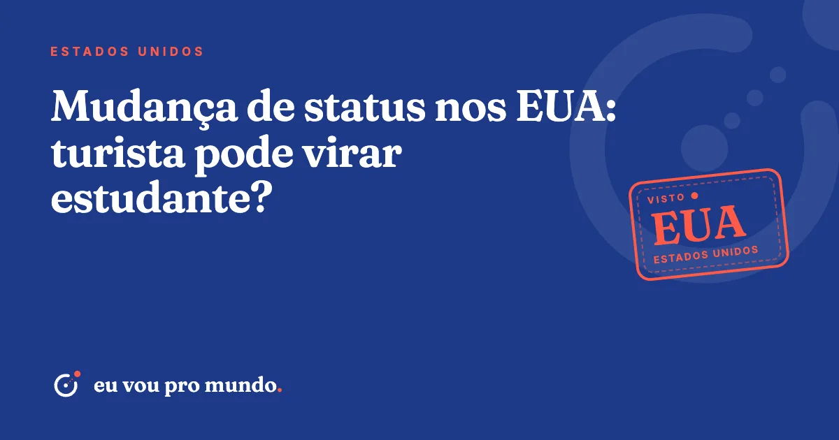 Estudante brasileira com passaporte e formulário I-20 em frente a um campus universitário nos Estados Unidos