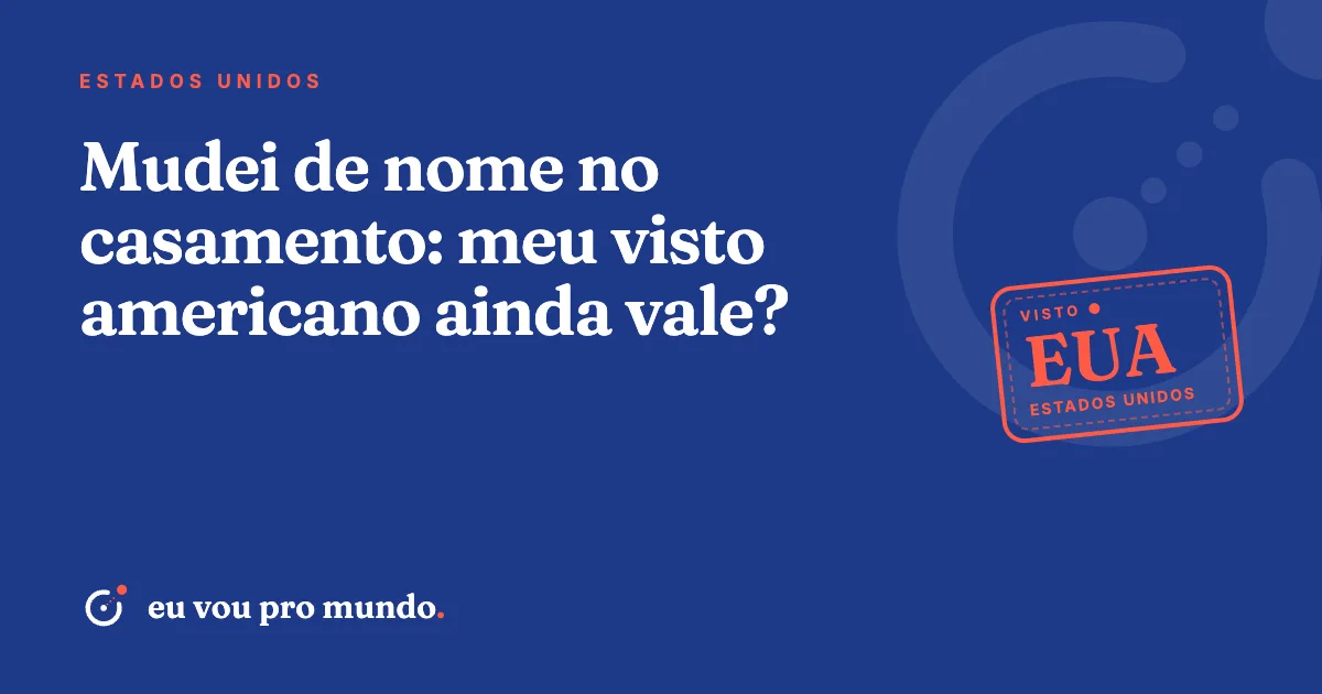 Mulher no aeroporto segurando dois passaportes brasileiros e a certidão de casamento antes de embarcar para os EUA