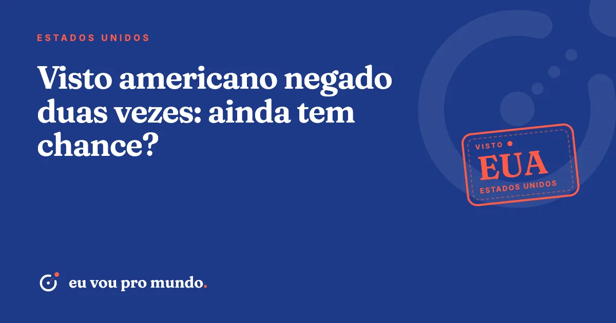 Pessoa revisando cartas de recusa do visto americano e um novo formulário DS-160 sobre a mesa