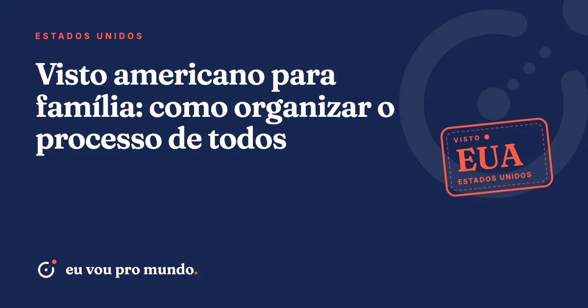 Pais e dois filhos com passaportes brasileiros preparando juntos os documentos do visto americano