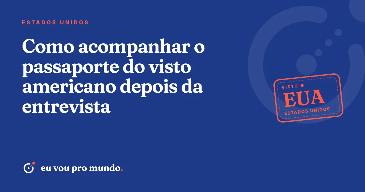Pessoa consultando o status do visto americano no celular com o passaporte brasileiro aberto sobre a mesa