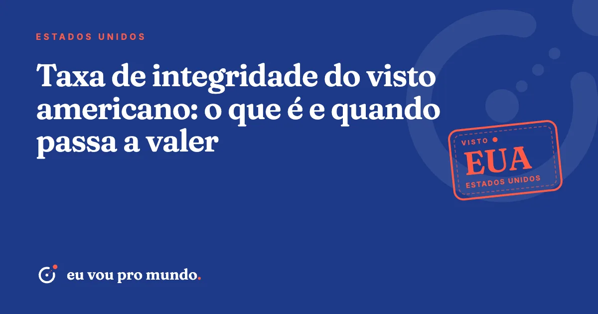 Passaporte brasileiro sobre formulário de taxas do visto americano, com calculadora e notas de dólar ao lado
