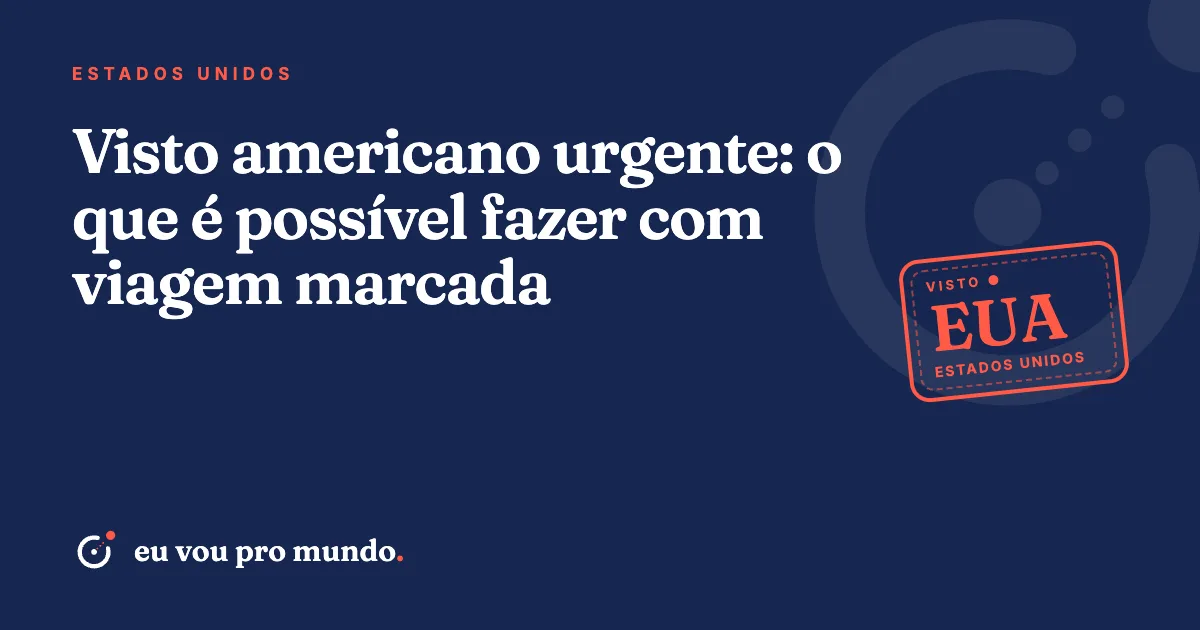 Viajante com passaporte e passagem aérea consultando no notebook datas de entrevista do visto americano