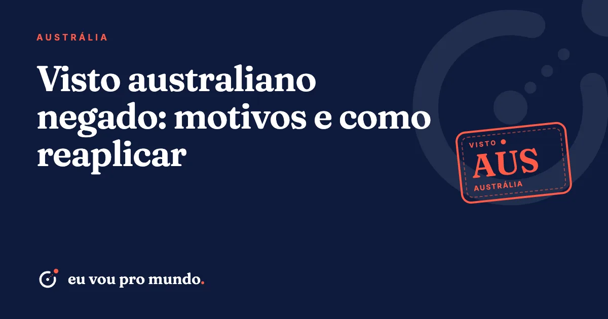 Pessoa analisando carta de recusa do visto australiano ao lado do passaporte brasileiro e de documentos financeiros