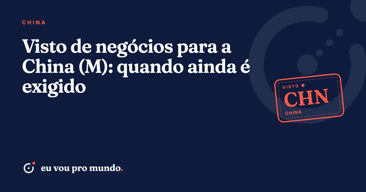 Empresário brasileiro com passaporte e crachá em pavilhão de feira de negócios na China