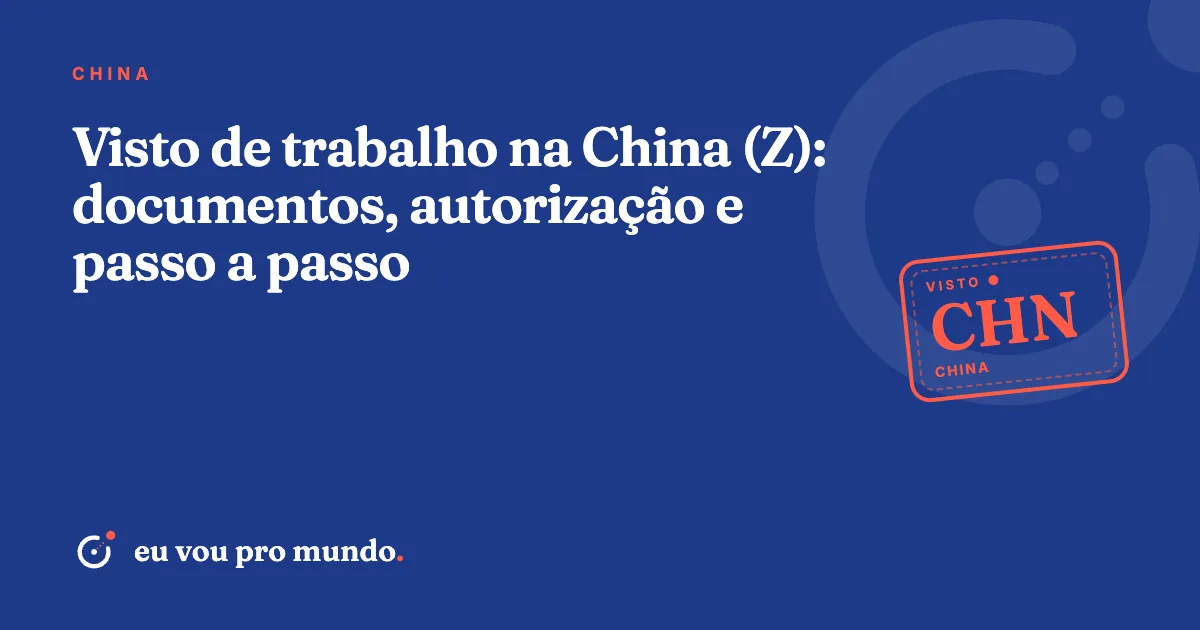 Profissional brasileiro com passaporte e contrato de trabalho diante do skyline de Xangai, na China