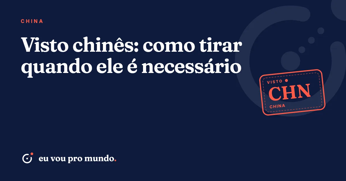 Passaporte brasileiro com formulário de visto chinês e bandeira da China sobre mesa de escritório